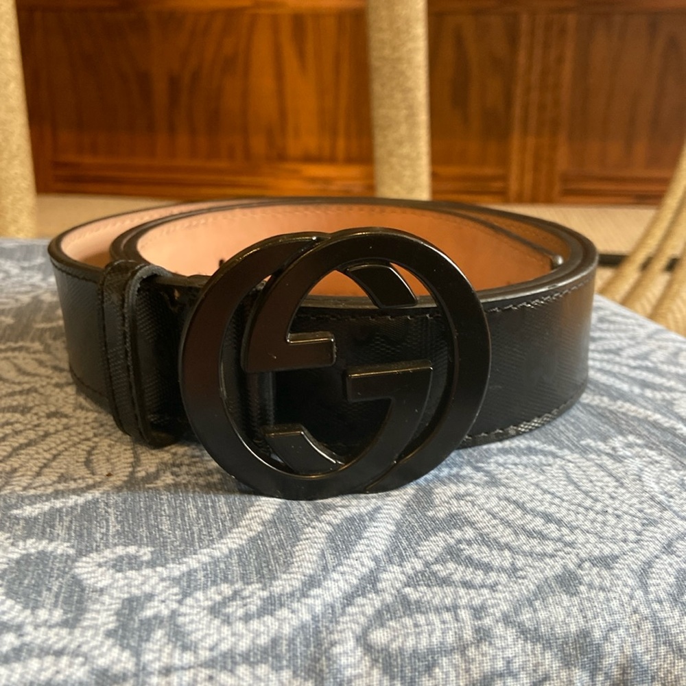 Black gucci belt good condition size 50/125 three new holes punched